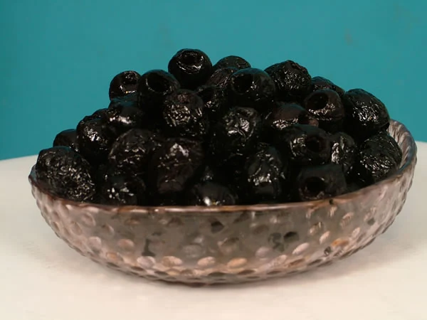 Olives noires façon Grèce dénoyautées — photographie du catalogue Triffa Conserves