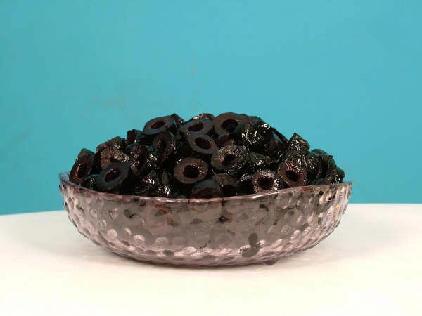 Olives noires façon Grèce en rondelles — photographie du catalogue Triffa Conserves