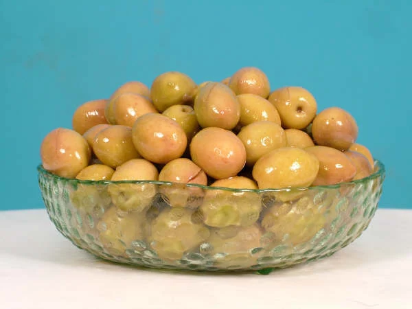 Olives tournantes claires cassées — photographie du catalogue Triffa Conserves