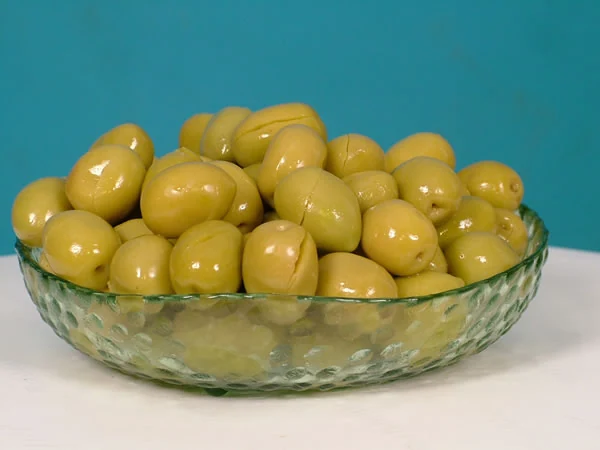 Olives vertes cassées — photographie du catalogue Triffa Conserves