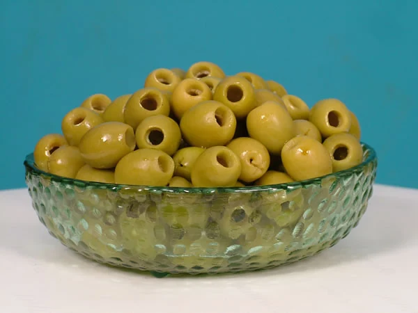 Olives vertes dénoyautées — photographie du catalogue Triffa Conserves